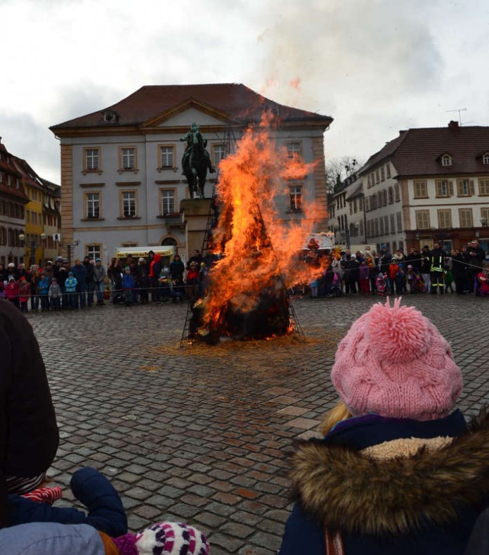 Traditionell wurde nach dem Umzug der symbolische „Heu-Schneemann“, und damit der Winter, verbrannt