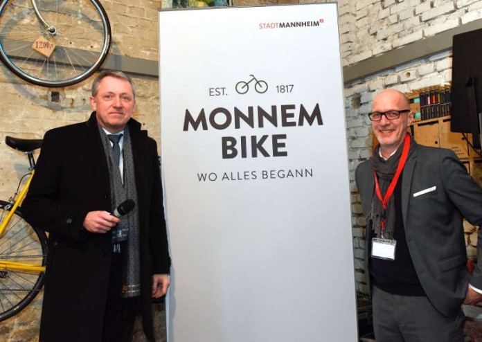 Oberbürgermeister Dr. Peter Kurz (links) stellte zusammen mit Helge Thomas von der Agentur proevent die Dachmarke für das Radjubiläum 2017 in Mannheim vor