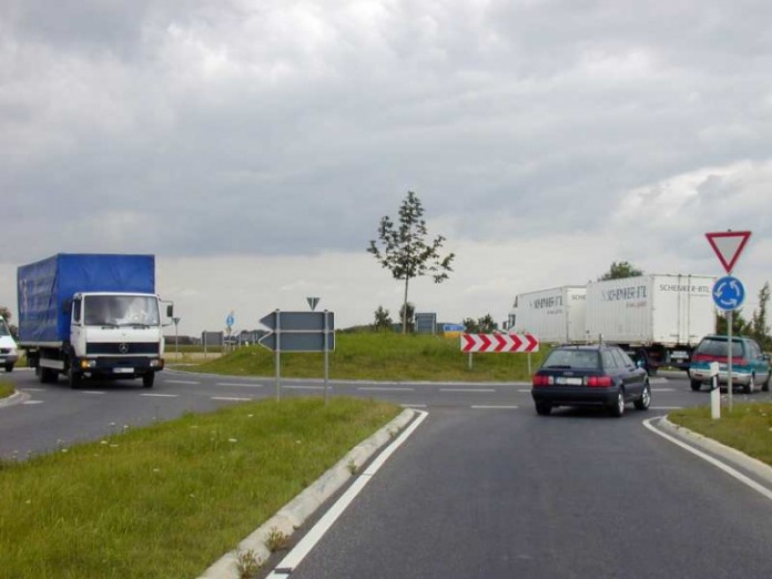 Autofahrer dürfen nicht blinken, wenn sie in den Kreisverkehr einfahren, beim Verlassen sind sie jedoch dazu verpflichtet