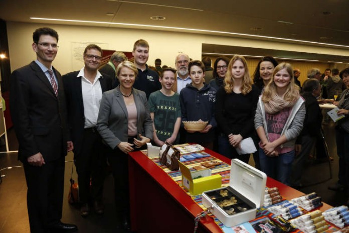 Bürgermeisterin Christiane Staab, Dr. Kai Masser und Wirtschaftsförderer Marc Massoth (links) mit Mitgliedern der Fairtrade AG, deren Lehrerin Gabi Krämer de Carrasco ( 2. v. r.) sowie Gunter Grünenthal und Cordula Hamburger aus Speyer