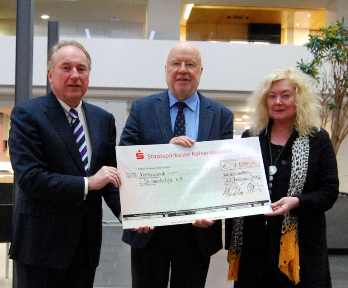 Karl-Heinz Dielmann, Vorstandsvorsitzender der Stadtsparkasse und Bereichsleiterin Karin Decker überreichen Franz Schermer (Mitte) den Spendenscheck