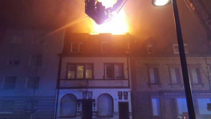 Ein Dachstuhl geriet in Vollbrand