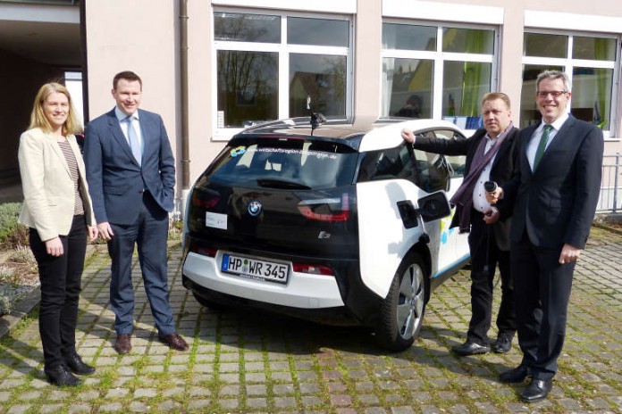 v.r.: Landrat Christian Engelhardt, Umweltdezernent Matthias Schimpf, WFB-Geschäftsführer Dr.Matthias Zürker und stellv. WFB-Geschäftsführerin Dagmar Cohrs