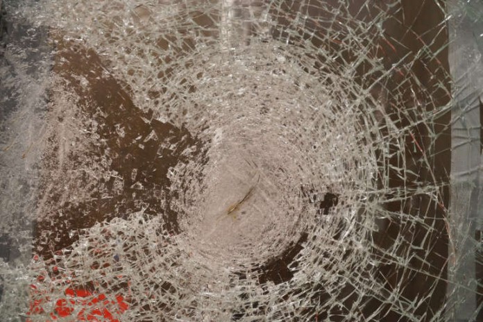 Symbolbild Einbruch, Glas