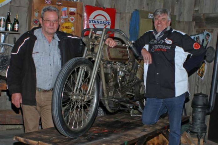 Museumspräsident Hermann Layher (rechts) und Thomas Gärtner von Harley-Davidson Rhein-Neckar mit der legendären Harley-Davidson Rennmaschine