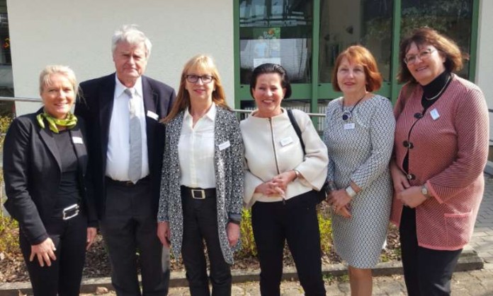 Der LSV-Ausschuss "Frauen im Sport" mit Präsident Dieter Schmidt-Volkmar (2. v.l.): Carolin Steisslinger (Geschäftsführung), Margarete Lehmann (Vorsitzende), Ulrike Korsten-Reck, Uschi Riegger und Jutta Hannig (v.l.n.r.)