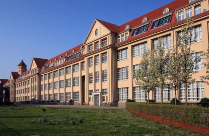 Die HfG Karlsruhe lädt Studieninteressierte zur Einführungswoche vom 11. bis 15. April 2016 in das Gebäude der ehemaligen Munitionsfabrik ein