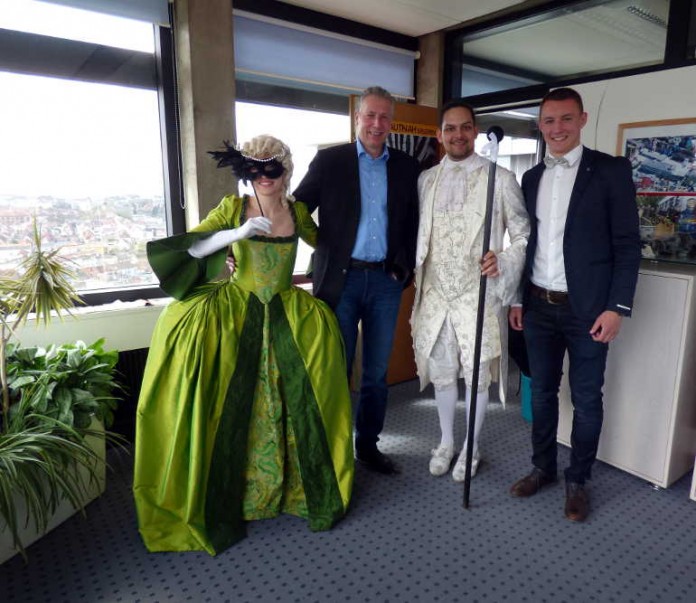 Beigeordneter Kiefer (mitte) bei der Überreichung der Einladung zum Uni-Ball
