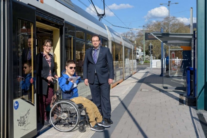 Behindertenbeauftragte Christina Reiß, bmb-Mitglied Daniel Gallimore und Edward Schneider, Leiter der Abteilung Verkehrsplanung der RNV, an der neuen, barrierefreien Haltestelle Seegarten