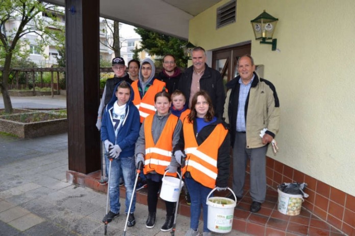 Beigeordneter Rudi Klemm (2.v.r.) mit Schülerinnen und Schülern sowie Lehrern und Paten der Paul-Moor-Schule beim Saubermachen auf dem Danziger Platz