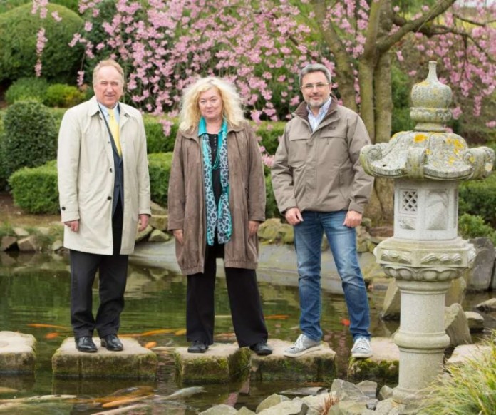 Karl-Heinz Dielmann, Vorstandsvorsitzender der Stadtsparkasse Kaiserslautern und Bereichsleiterin Karin Decker bei der Spendenübergabe an Stephan Brohl, 1. Vorsitzenden des Japanischen Garten e.V.