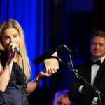 Moderatorin Kathrin Presser und Bandleader Jonas Jung