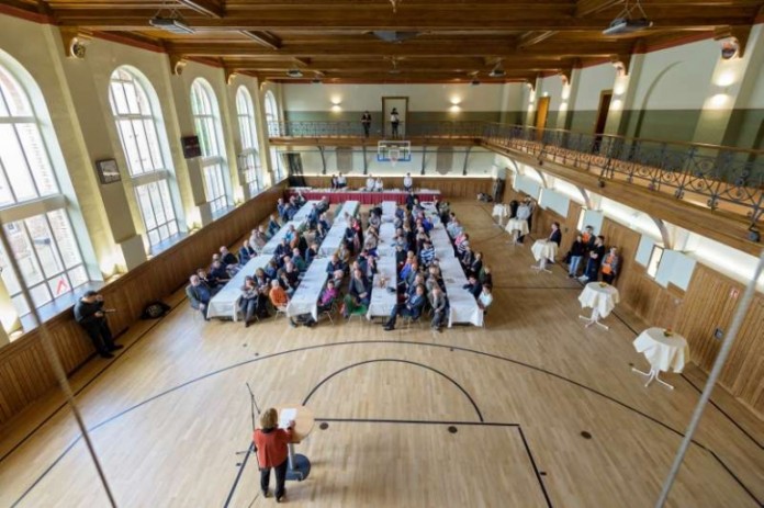 Die Klingenteichhalle präsentiert sich nach der Sanierung in einem neuen Licht
