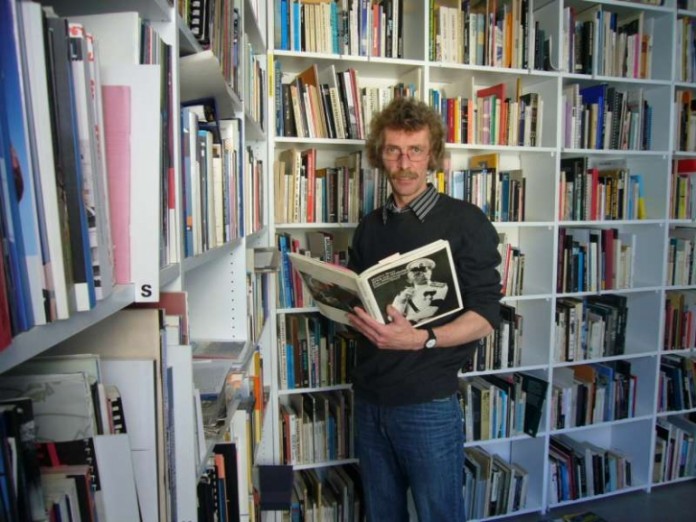 Michael Endepols inmitten der Filmbücher der Kinemathek Karlsruhe