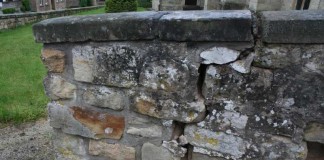 Kirchenmauer in Abtweiler. Polizei sucht den Verursacher