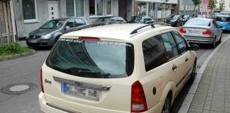 Der beigefarbene Ford wurde beim Unfall in der Donnersbergstraße beschädigt. Auf dem Foto steht das Auto vor der Polizeiinspektion Kaiserslautern 1. Der Unfallverursacher machte sich aus dem Staub.