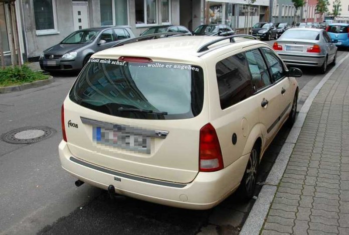 Der beigefarbene Ford wurde beim Unfall in der Donnersbergstraße beschädigt. Auf dem Foto steht das Auto vor der Polizeiinspektion Kaiserslautern 1. Der Unfallverursacher machte sich aus dem Staub.