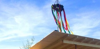 Im Rahmen des Richtfestes übergibt Oberbürgermeister Thomas Hirsch (m.) die Spende in Höhe von 1000 Euro im Beisein von Rüdiger Frank (r.), Vorsitzender des Verbandes der Kleingärtner in Rheinland-Pfalz an Stefan Kracht (l.), 1. Vorsitzender des Kleingartenvereins Am Ebenberg. (Foto: privat)