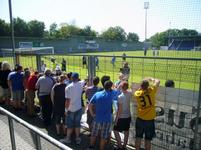 Eine schöne Interaktion zwischen Fans und Spieleren: Abklatschen nach dem Spiel, hier im Dietmar-Hopp-Stadion in Sinsheim