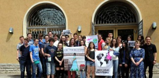 Kommunikation im öffentlichen Raum: Mit Plakaten und Kleister unterwegs sind die Schüler der 10. Klasse des Justus-Knecht-Gymnasiums mit ihren Lehrern (von rechts) Jochen Laub und Sarah Alongi