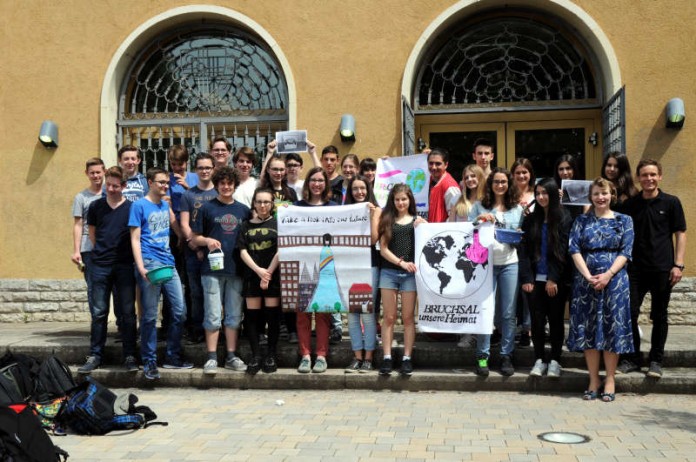 Kommunikation im öffentlichen Raum: Mit Plakaten und Kleister unterwegs sind die Schüler der 10. Klasse des Justus-Knecht-Gymnasiums mit ihren Lehrern (von rechts) Jochen Laub und Sarah Alongi