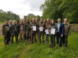 v.l.: Hans Dreyer, Otfried Sutter, Hubert Müller, Peter Zeiss, Jochen Geeck, Rolf Pfirrmann, Stefan Schmitz, Stefan Wünschel, Christoph Blankenburg, Tobias Helck, Michael Zirker, Christof Engel, Tabea Held, Kreisbeigeordneter Michael Braun, Rolf Bähr