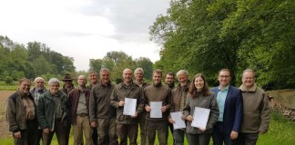 v.l.: Hans Dreyer, Otfried Sutter, Hubert Müller, Peter Zeiss, Jochen Geeck, Rolf Pfirrmann, Stefan Schmitz, Stefan Wünschel, Christoph Blankenburg, Tobias Helck, Michael Zirker, Christof Engel, Tabea Held, Kreisbeigeordneter Michael Braun, Rolf Bähr