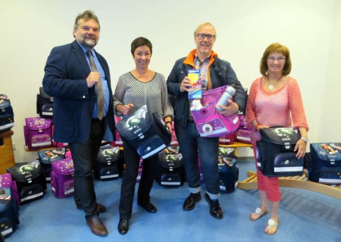 Bürgermeister Ingo Röthlingshöfer, Simone Schmidt, Wolf Bergau (Friseurteam), und Isolde Wanner (Leiterin der Kita Hoppetosse) freuen sich über die tolle Aktion (v. li).