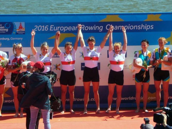 Siegerehrung für den Europameister im Frauen-Doppelvierer, darunter Carina Bär (4. von rechts)