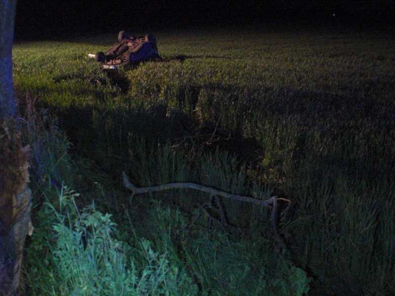 Der Fahrer verriß das Lenkrad und landete im Feld neben der Fahrbahn auf dem Dach