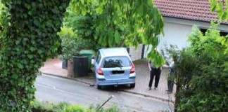 Einmal quer durch den Garten und dannbeim Nachbar an die Mauer