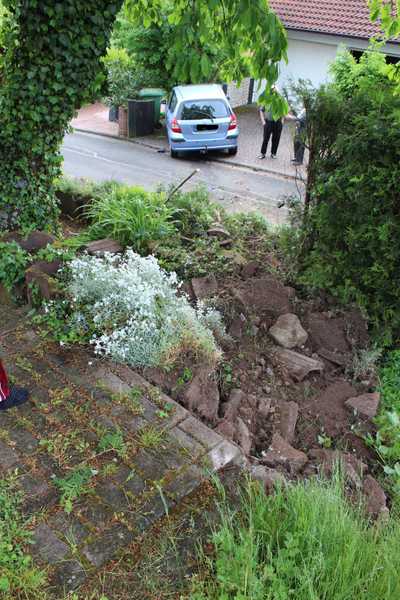 Einmal quer durch den Garten und dannbeim Nachbar an die Mauer