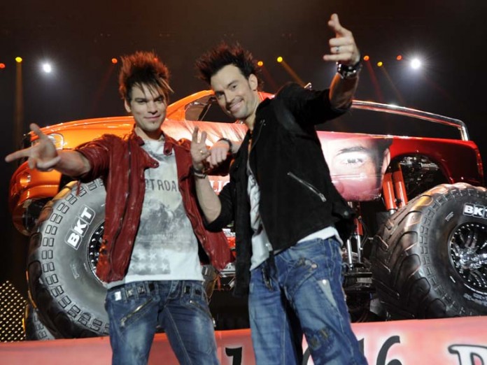 Die Ehrlich Brohters Chris und Andreas Ehrlich wollen ein Spielzeugfahrzeug in einen Monster Truck verwandeln