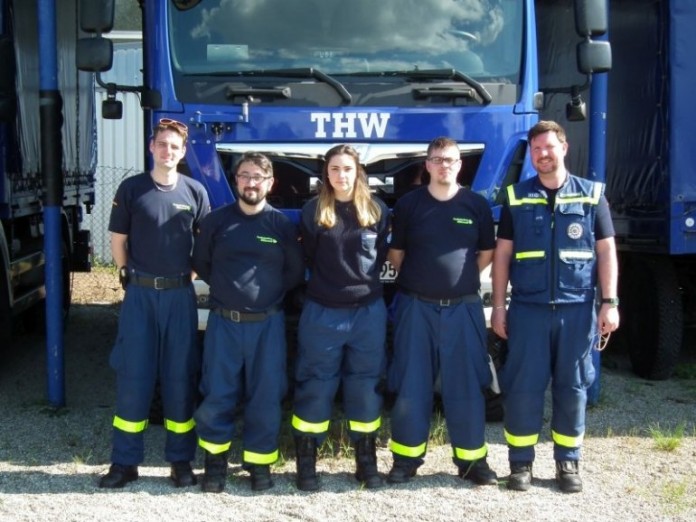Die drei neuen Helfer (Georgios Eglentzes, Florence-Marie Veregge und Christoph Wunderling) zusammen mit den beiden Ausbildern Thomas Schall (links) und Andreas Zimmermann (rechts)
