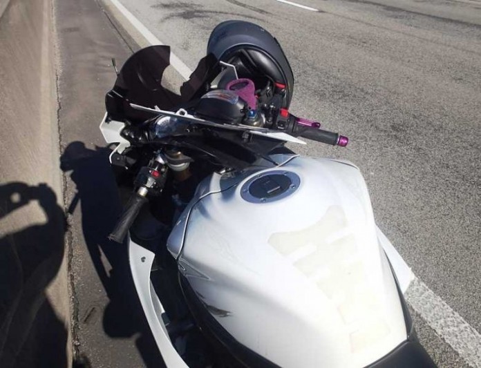 Das beschädigte Motorrad der Bikerin