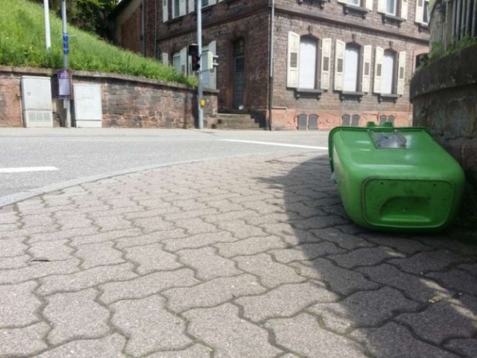 Der Mülleimer gehört auf die andere Straßenseite