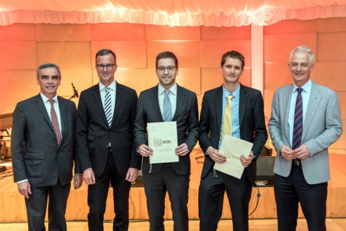 v.l.n.r.: Prof. Dr. Karl-Heinz Kuck, Kay Rohnke (Abbott Vascular), Preisträger 1. Preis: Dr. Lukas Hobohm, Preisträger 2. Preis: Dr. Sebastian Johannes Reinstadler, Prof. Dr. Andreas Michael Zeiher