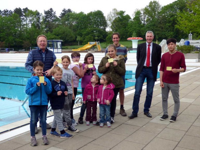 Die stolzen Gewinner des Malwettbewerbs freuen sich schon auf einen tollen Sommer mit erfrischender Abkühlung im Freibad