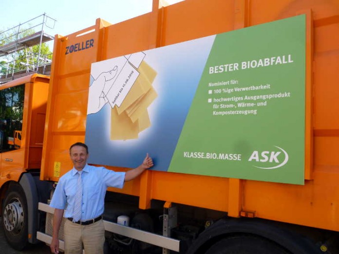 ASK-Werkleiter Rainer Grüner vor einem der neuen Plakate der Müllfahrzeuge