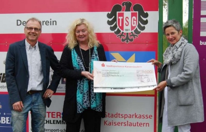 Karin Decker, stv. Vorstandsmitglied der Stadtsparkasse Kaiserslautern (2. v.l.) überreicht an Beate Kimmel und Ingo Marburger den Spendenscheck
