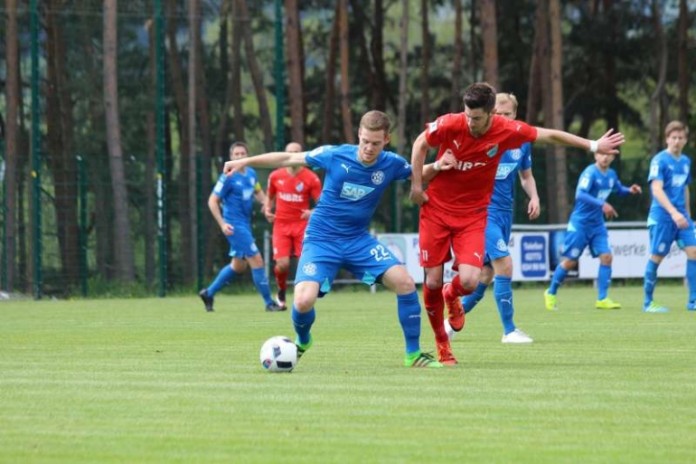 FCA-Akteur Marcel Carl im Zweikampf mit Steinbachs Nikola Trkulja
