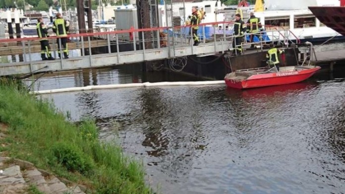 Der Ölfilm im Schiersteiner Hafen wurde durch die Feuerwehr eingedämmt