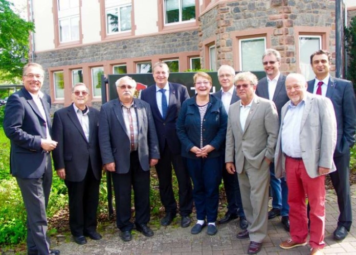 Der „alte“ Magistrat vor dem Rathaus: Bernhard Wahlig (3. von links) und Waltrud Ottiger gehören nicht mehr dem neu gewählten Gremium an