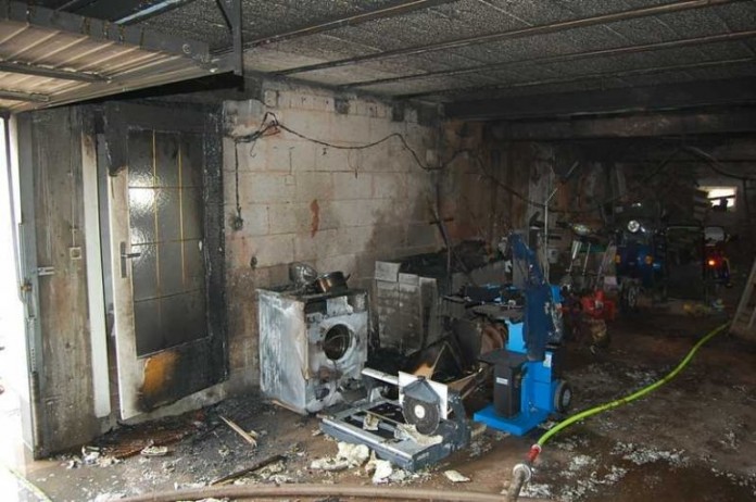 Offensichtlich wegen eines technischen Defekts geriet in einer Garage eine Fritteuse in Brand. Der Sachschaden dürfte mehrere tausend Euro betragen