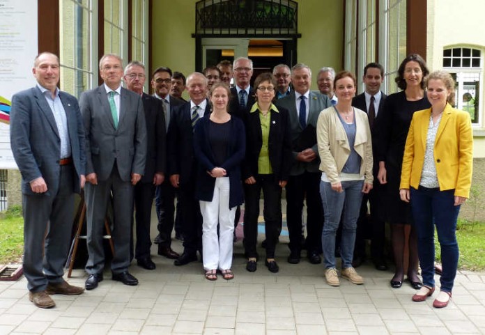Vorsitzenden-Treffen der Naturparke im Museum Monrepos bei Neuwied: Auch dabei waren Theo Wieder (sechster von links) sowie Matthias Johann (Mitte/neunter von links)