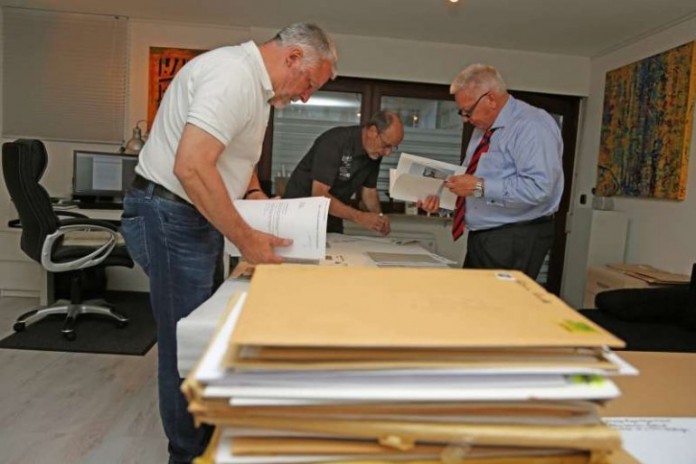v.l.: Die Jury bei der Arbeit - Bürgermeister Franz Masino, Kurator Günter Weiler, Prof. Dr. Curt Diehm