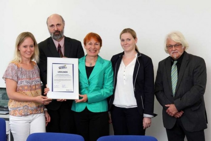 Jennifer Schygulla, Helmut Sitzmann, Angela Grether, Nadine Bondorf und Hans-Peter Frey (v.l.n.r.) nach der Übergabe der Urkunde