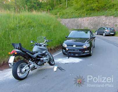 In dieser Kurve prallten das Motorrad und der Pkw aufeinander.