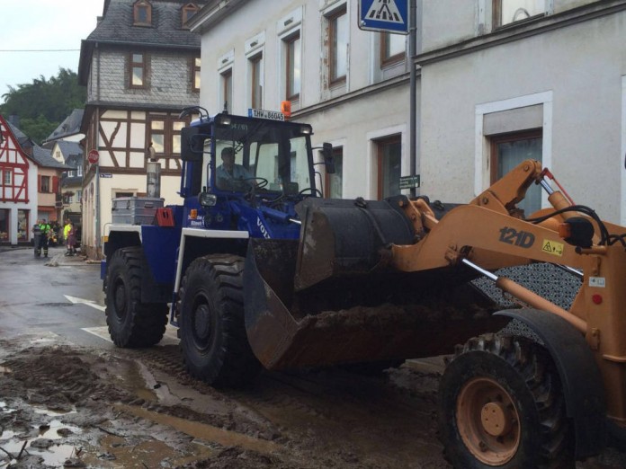 Das Bergungsräumgerät aus Idar-Oberstein schafft den Schlamm von der Straße (Foto: THW)