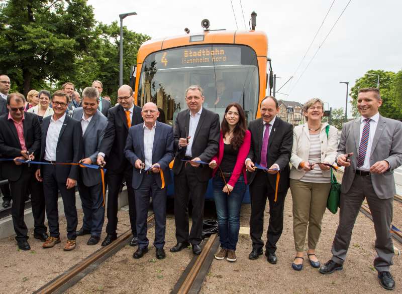 v.l.: Dr. Michael Winnes, Geschäftsführer MVV GmbH, Stadtrat Ralf Eisenhauer, Stadtrat Carsten Südmersen, Marcus Geithe, Geschäftsführer der MVV GmbH, Christian Volz, Kaufmännischer Geschäftsführer der rnv GmbH, Winfried Hermann MdL, Minister für Verkehr Baden-Württemberg, Mannheims Oberbürgermeister Dr. Peter Kurz, Stadträtin Melsi Sekmen, Erster Bürgermeister Christian Specht, Bürgermeisterin Felicitas Kubala und Martin in der Beek, Technischer Geschäftsführer der rnv GmbH (Foto: Rhein-Neckar-Verkehr GmbH)